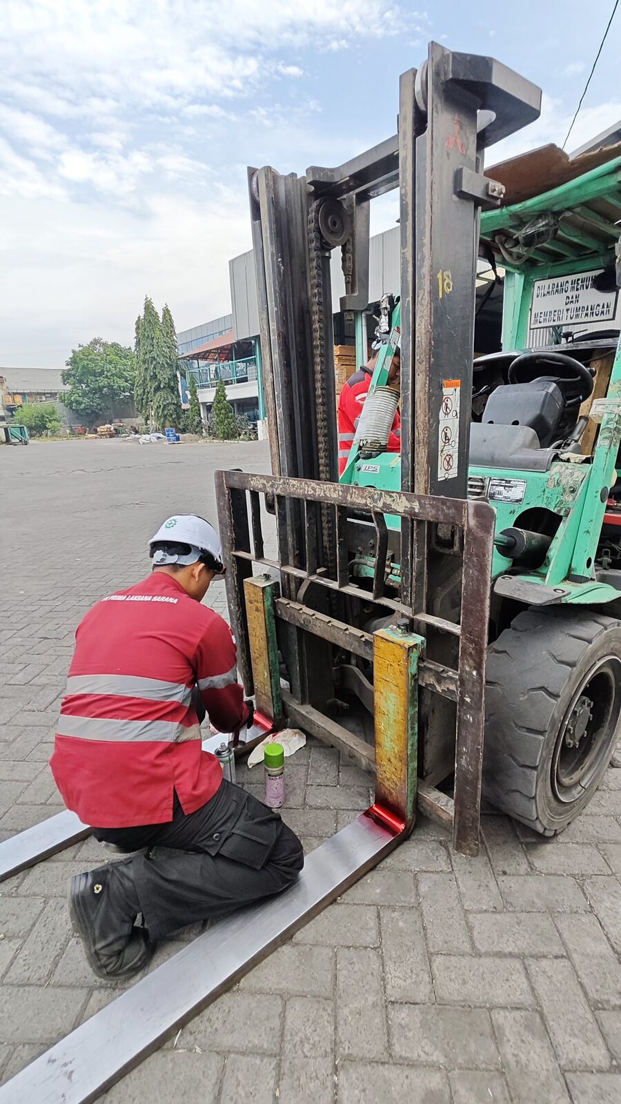 Riksa uji forklift di lapangan